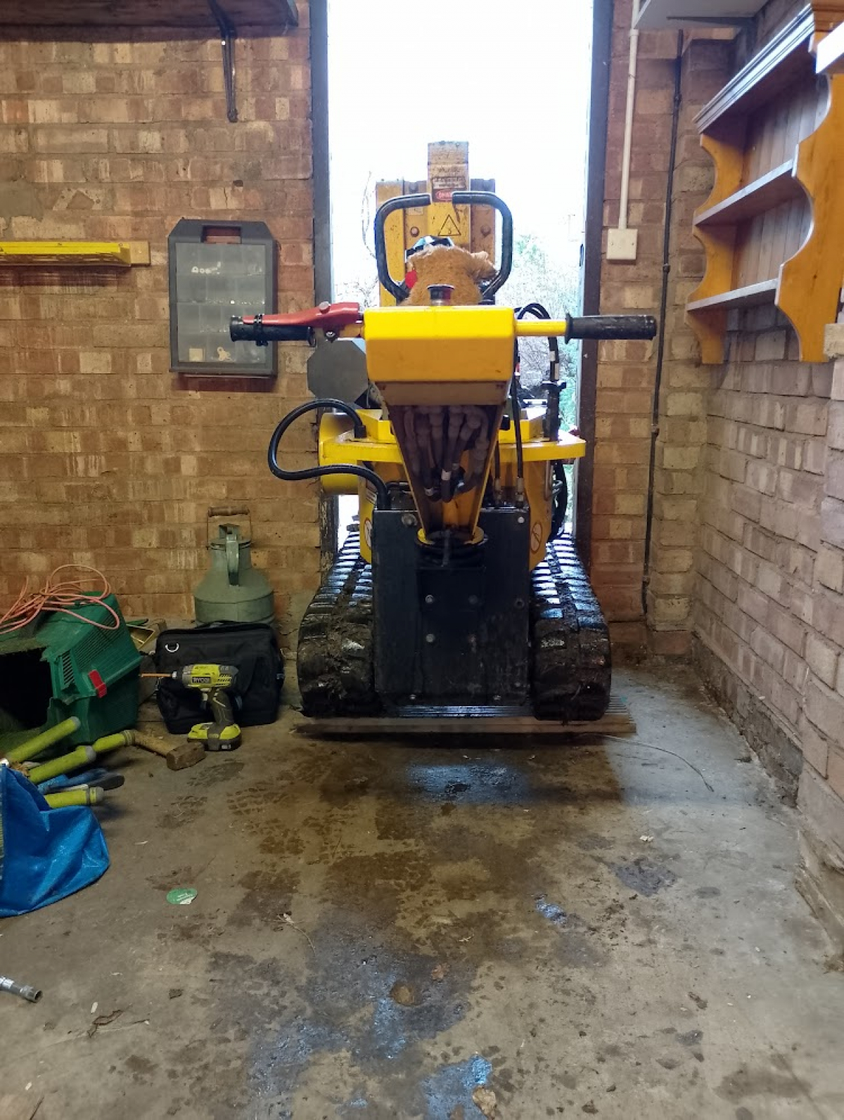 London today - Narrow access. Nobody else wanted to do this job - can't think why lol For all your stump grinding needs, big or small. Just give us a call, we grind them all.