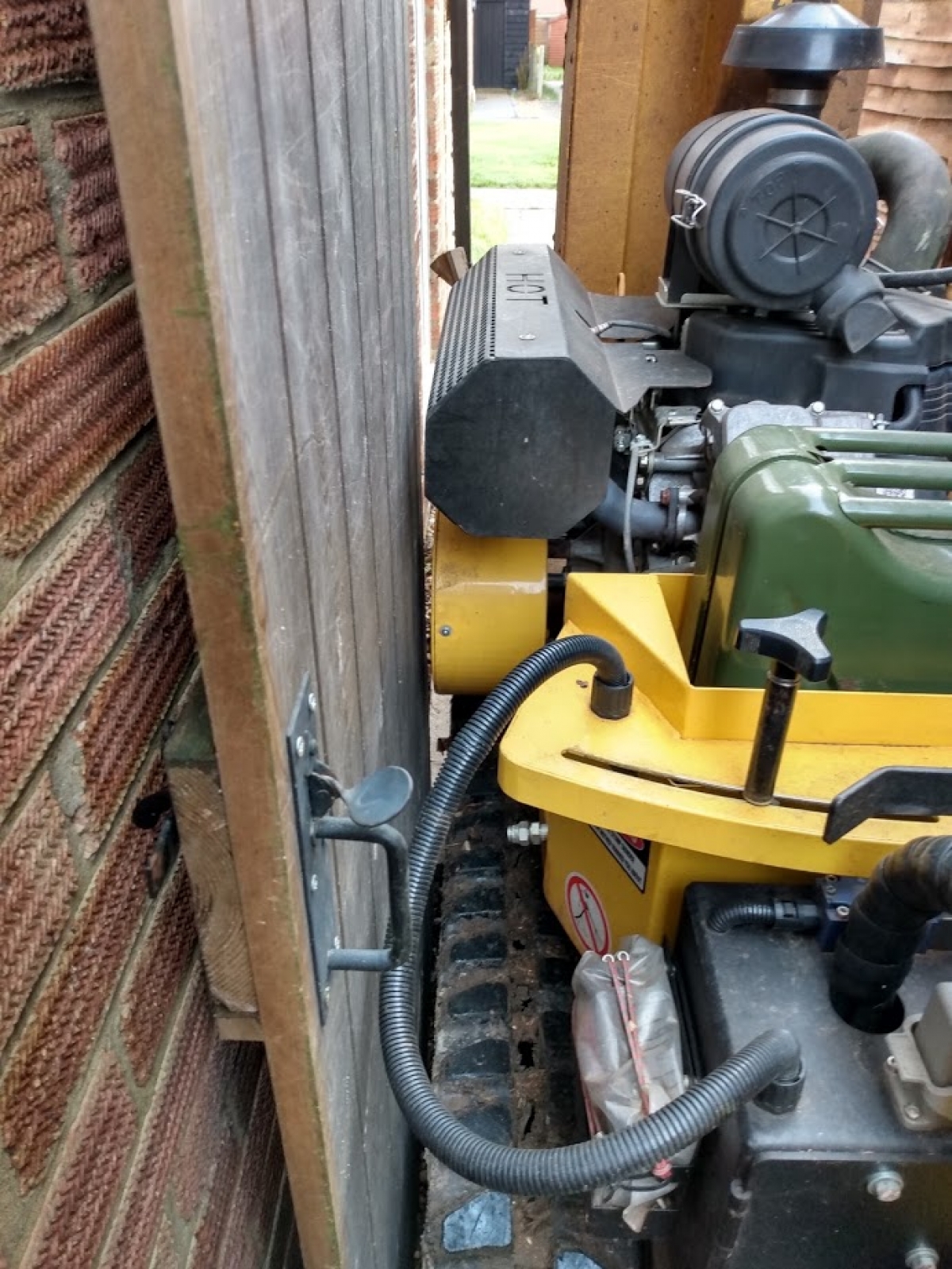 Narrow Access. Comberton, Cambs. Another little squeeze :-) A little bit of levelling and straight in. :-)