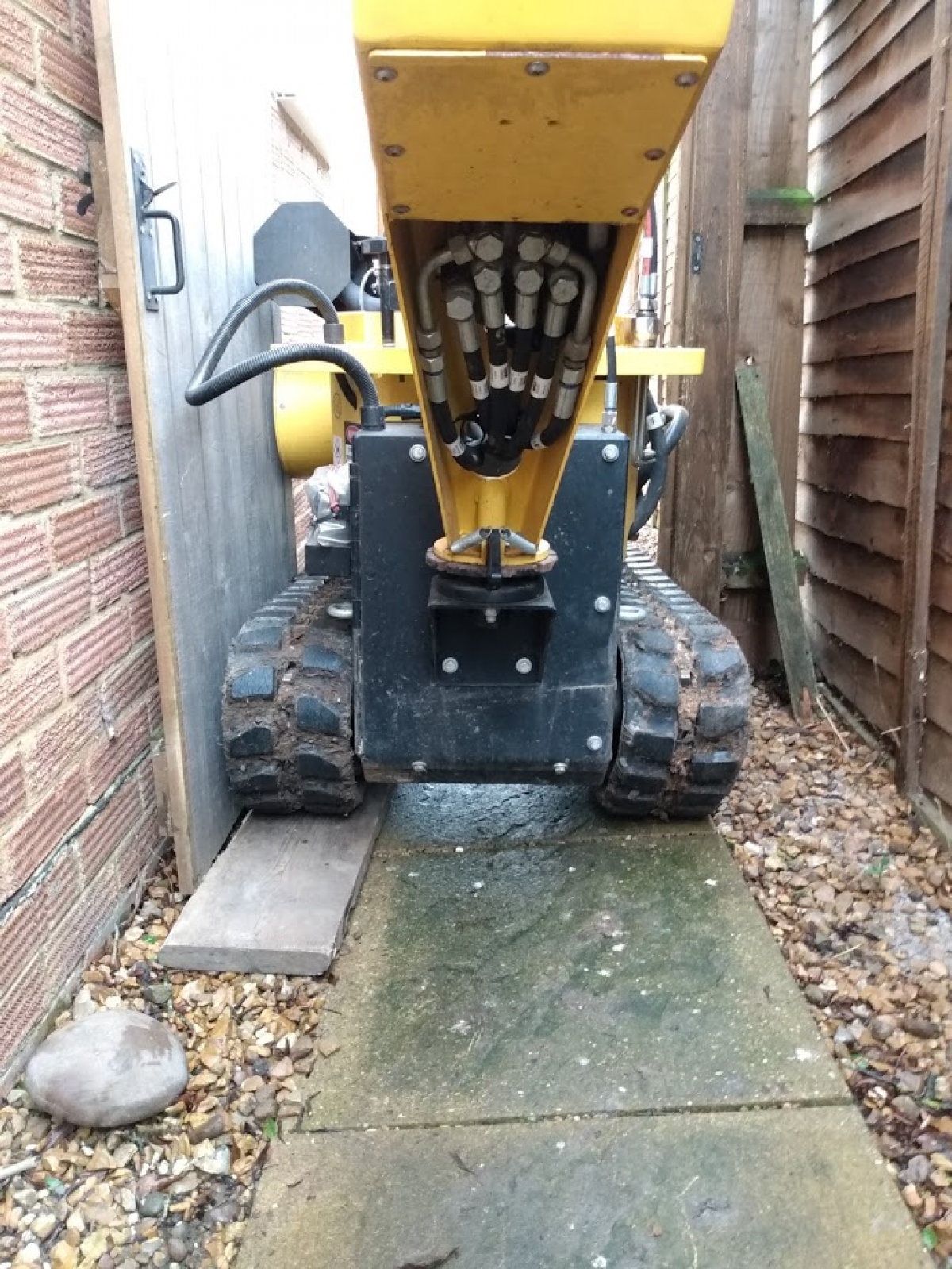 Narrow Access. Comberton, Cambs. Another little squeeze :-) A little bit of levelling and straight in. :-)