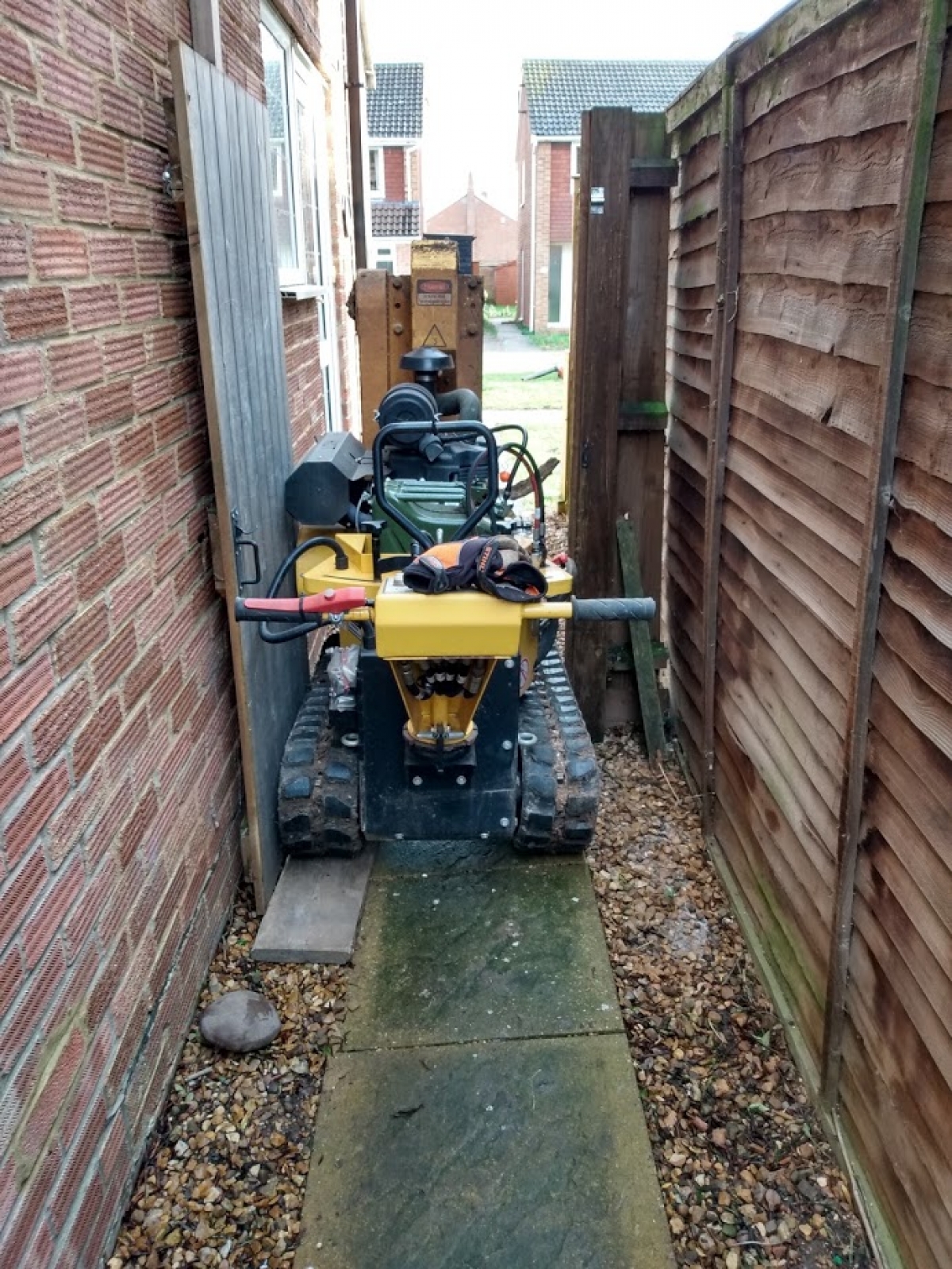 Narrow Access. Comberton, Cambs. Another little squeeze :-) A little bit of levelling and straight in. :-)